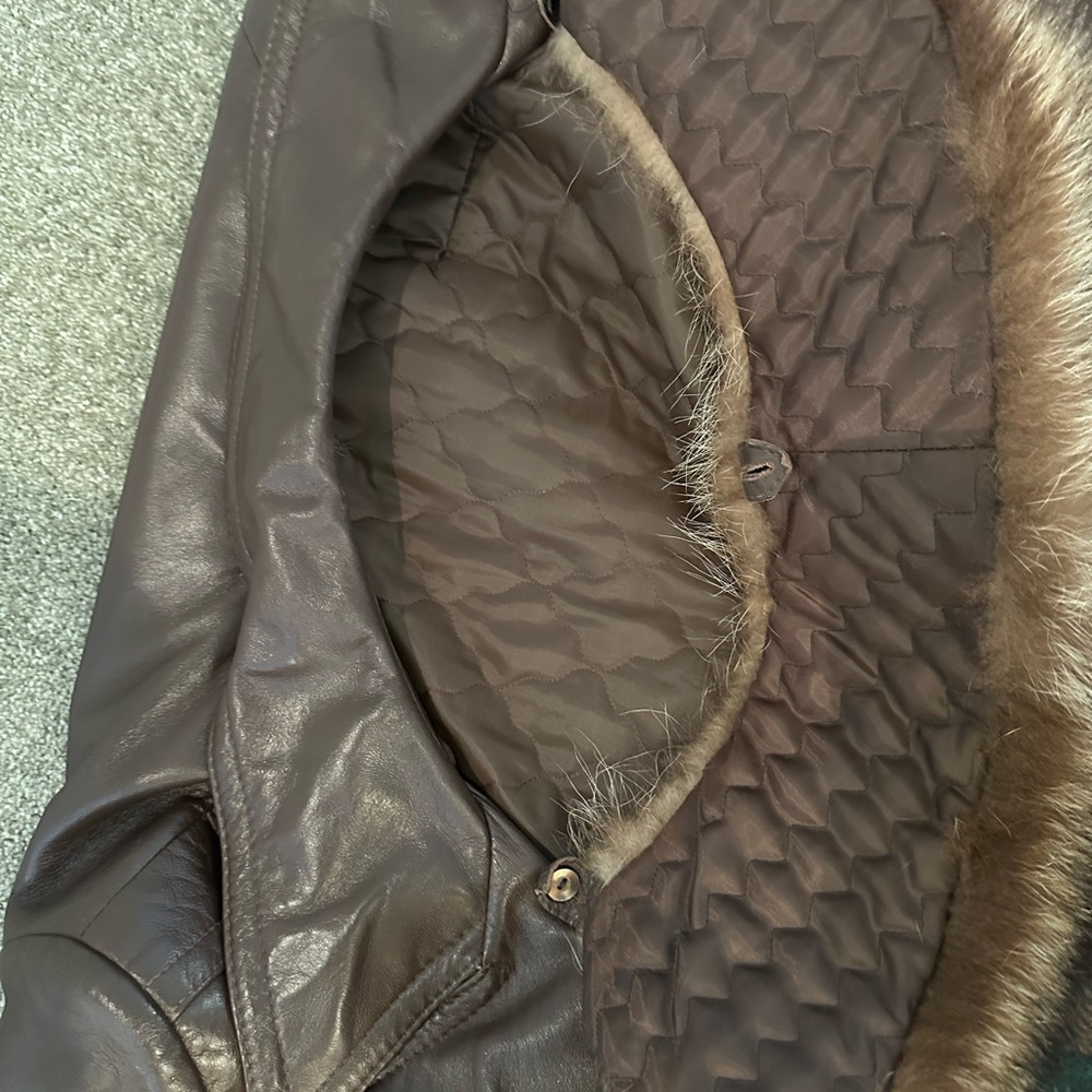 Vintage XL Leather Jacket with Fur Collar - Picture 5 of 11